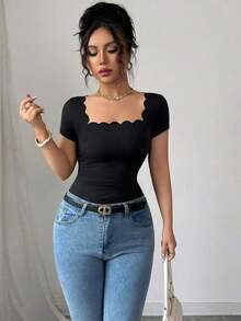 Nueva camiseta de mujer de manga corta con cuello cuadrado, dobladillo ondulado negro y fruncido lateral, versátil para el verano - Negro - Ver 5