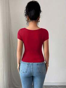 Nueva camiseta de mujer de manga corta con cuello cuadrado, dobladillo ondulado negro y fruncido lateral, versátil para el verano - Rojo - Ver 2