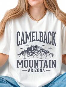 Camelback Mountain Arizona T-Shirt, Vintage Desert Design, A Perfect Gift For Hiking Enthusiasts. This Unisex 220g Pure Cotton T-Shirt Is The Ideal Weight For All Seasons And Is Suitable For Both Men And Women. The Durable, High-Quality Fabric Is Soft To The Touch And Long-Lasting. Breathable And Perfect For Spring And Summer, Vacations, Mother's Day, And Independence Day. - 白色 - 查看 1
