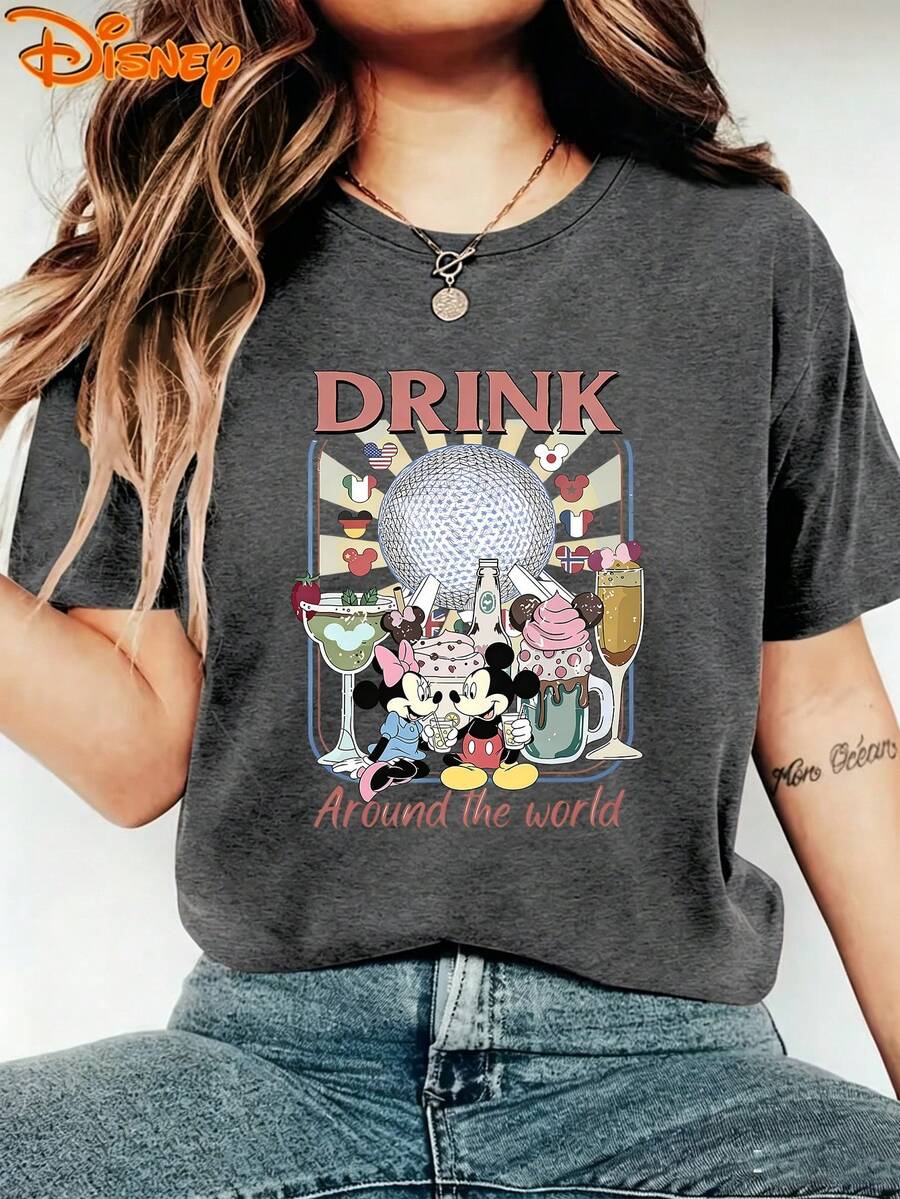 Disney Mickey Minnie "Drink Around The World" Epcot Printed T-Shirt With Round Neck And Short Sleeves, Ladies' Food, Ladies' Disneyland Holiday Loose Summer Tops, Graphic T-Shirts, Holiday Women's Summer Clothes, Women's Spring Clothes, Holiday Summer Clothes, Father's Day Gifts, Perfect Gifts For Family And Friends, Necessary For Birthday Parties, Disney Shirts. - 深灰色 - 查看 1