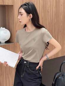 Y2K Style, Fashionable Style, Newest 2026 Style, Cute Style, Casual Style. Women's Short-Sleeved T-Shirt With Embroidered Heart And Letter Design For Valentine's Day, Casual And Work Style. 180g (S-XXXL) - 卡其色 - 查看 4