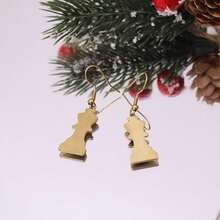 1 paire de boucles d'oreilles pendantes en acier inoxydable en forme de reine d'échecs, bijoux minimalistes inspirés des pièces d'échecs, accessoires uniques inspirés du jeu - géométrie - Voir 3