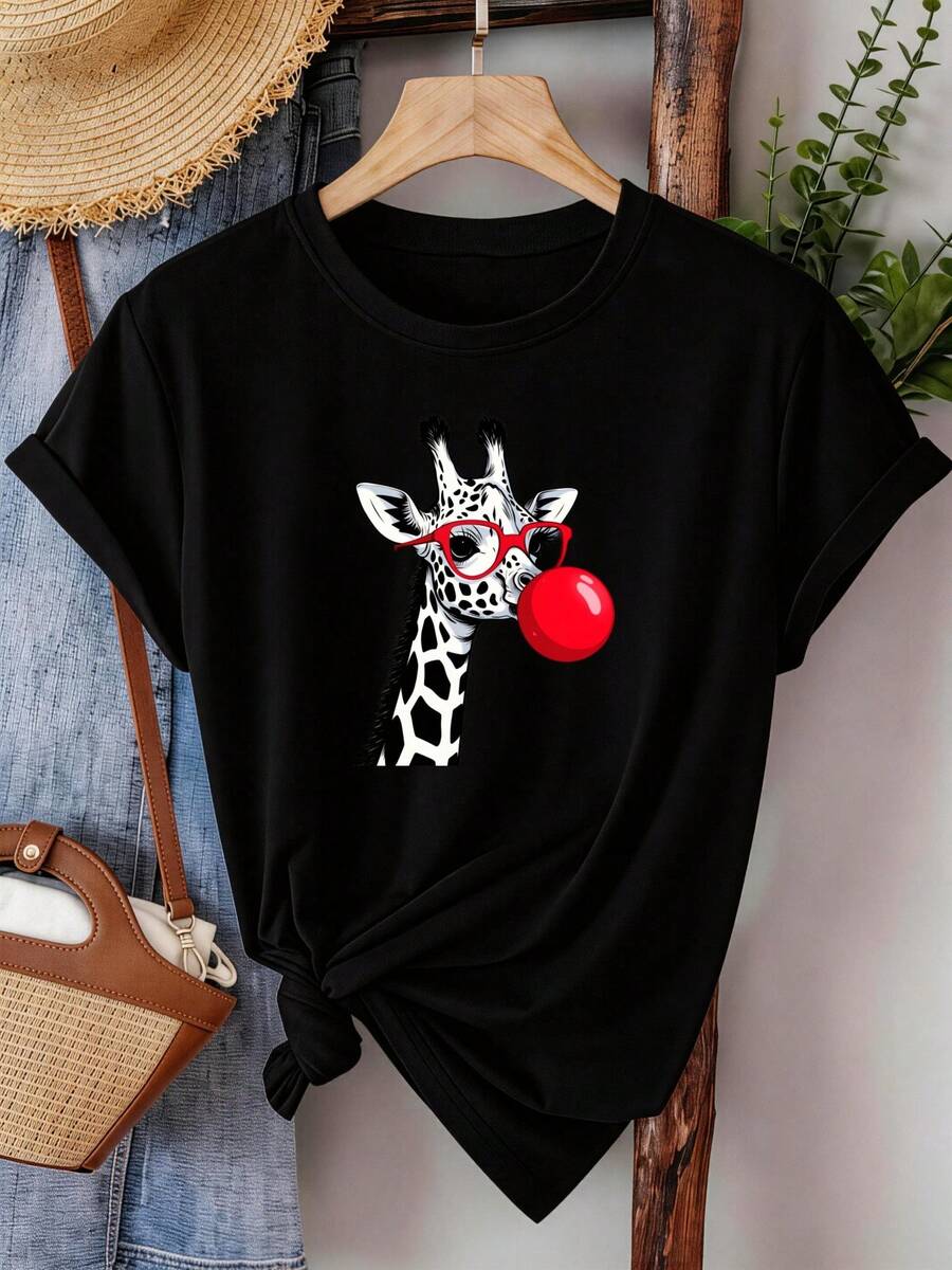 Women's Casual Short-Sleeved T-Shirt With A Flattering, Fitted Cut And A Giraffe Design Featuring Red Glasses And A Blowing Bubble Gum Print. Perfect For A Casual Outfit. Lightweight And Breathable Summer Top. - 黑色 - 查看 1