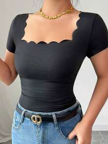 Nueva camiseta de mujer de manga corta con cuello cuadrado, dobladillo ondulado negro y fruncido lateral, versátil para el verano - Negro - Ver 7