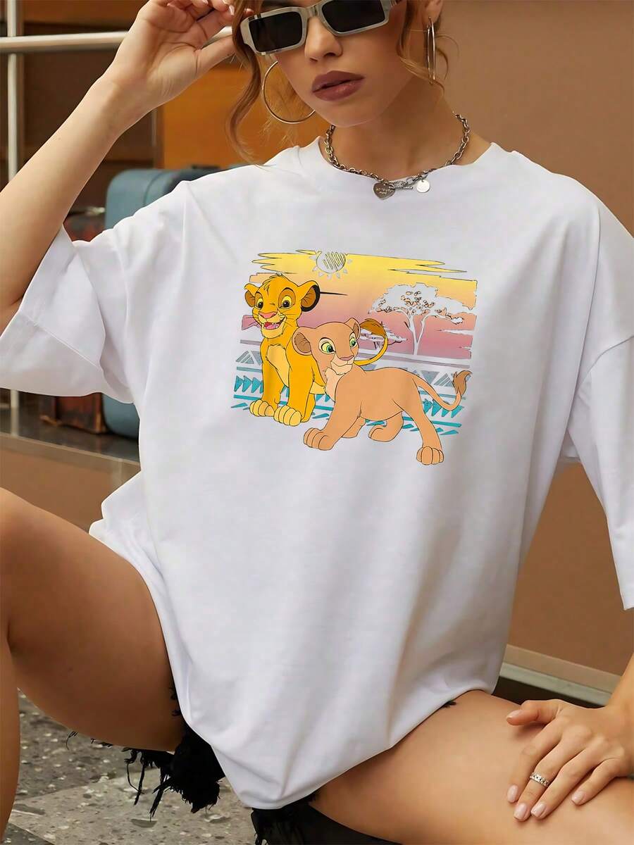 Imagen de dos cachorros de león mirando el horizonte al atardecer simboliza la amistad y la aventura bajo el sol africano con colores cálidos y energía positiva camiseta de mujer de corte cómodo suave y transpirable ideal para uso diario - Blanco - Ver 1