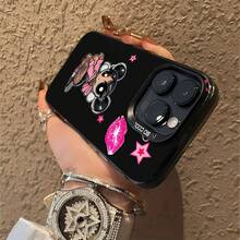 Funda para móvil con un divertido dibujo animado de una chica con tatuajes y un atuendo elegante, compatible con Samsung, Apple, VIVO, OPPO, , Transsion, ,  y Honor. Fabricada en TPU, es resistente a golpes y caídas, lo que la convierte en un regalo ideal para amigos y familiares. - Negro - Ver 5