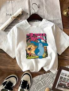 Ilustración vibrante que muestra a un niño aventurero y un oso azul bailando entre la selva simbolizando libertad amistad y alegría camiseta de mujer casual cómoda  perfecta para uso diario - Blanco - Ver 2