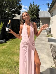 女士时尚优雅性感度假波西米亚风纯色吊带露背长裙，高开衩设计，褶皱V领垂褶，不对称交叉肩带，弹力柔软面料，粉色长裙，适合春夏海滩度假、宴会、婚礼、派对、约会等场合。 - 粉色 - 查看 10