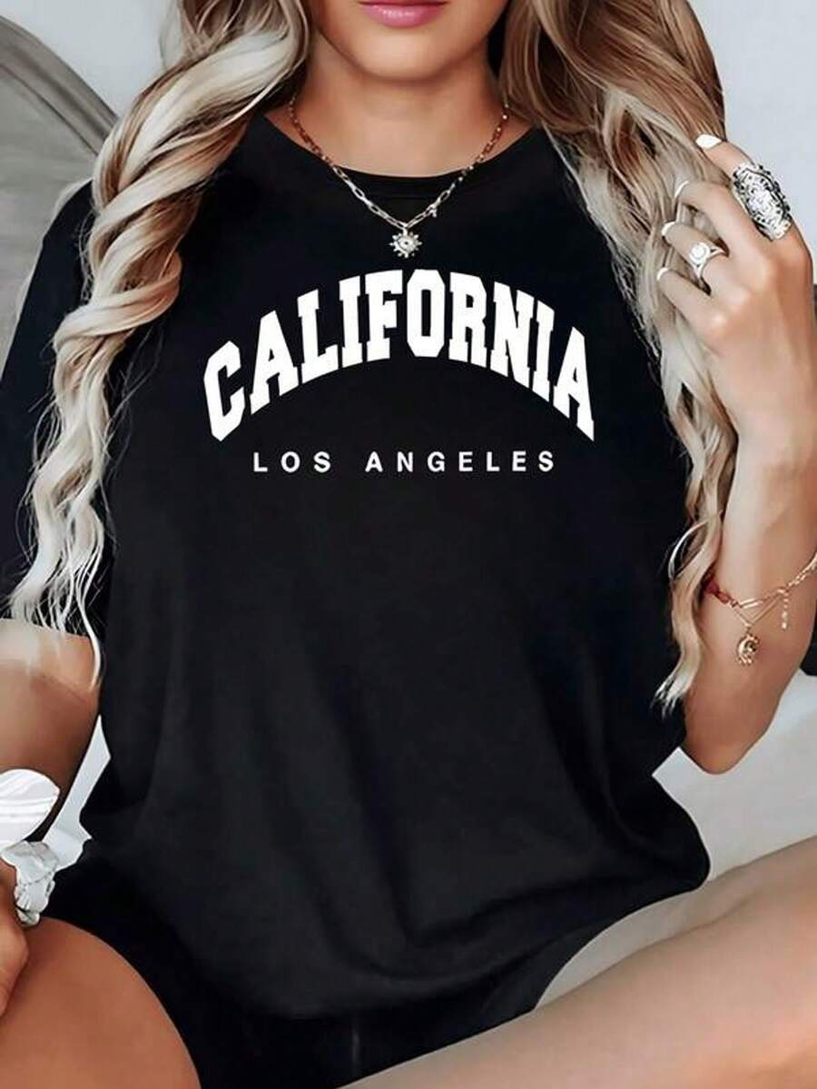 Texto grande en color sólido que evoca el espíritu urbano y la energía vibrante de California y Los ángeles creando un aire moderno y casual camiseta de mujer 100% algodón 220g