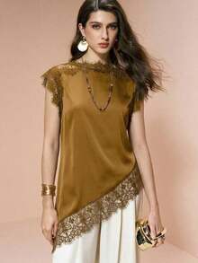 Blusa de mujer , de tela de piqué con lunares en blanco y negro, con empalme de encaje de unicolor y bajo asimétrico, elegante para citas y atuendos de verano - Caqui - Ver 7