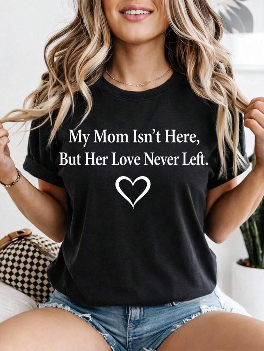 "My Mom Isn't Here, But Her Love Never Left" T-Shirt - Memorial Gift For Mom - Mourning T-Shirt - Touching Graphic Tee For Mothers. Unisex 220g Pure Cotton T-Shirt. Ideal Weight For All Seasons, Suitable For Both Men And Women. Durable, High-Quality Fabric, Soft To The Touch And Long-Lasting. Breathable Top. Suitable For Women's Spring And Summer, Holidays, Mother's Day, And Independence Day. - 黑色 - 查看 1