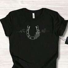 100% Cotton Camiseta de caballo de la suerte 100% algodón, camiseta de herradura, regalo ecuestre, camiseta de manga corta, regalo para amantes de los caballos, camiseta gráfica de caballo, camiseta de regalo para dueño de establo, versátil, transpirable, cómoda, suave, ropa de diseñador estirada, moda gráfica, elegante, ropa de calle de verano, top casual para uso diario para mujeres, ligeramente suelta y cómoda(Casual style, retro style, unisex) - Negro - Ver 1