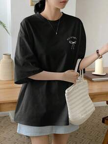Camiseta de verano para mujer con estampado de lazo y letra, de ajuste holgado y casual, con cuello redondo y mangas caídas, tops lindos y oversize, camisetas gráficas, tops estilo preppy - Negro - Ver 8