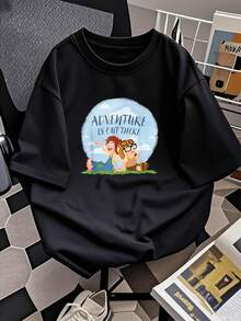 Illustration Of Two Friends Looking At The Sky Among Clouds And Grass, Conveying Hope And A Desire To Discover The World. Comfortable And Casual Women's T-Shirt, Perfect For Everyday Adventures. - 黑色 - 查看 2