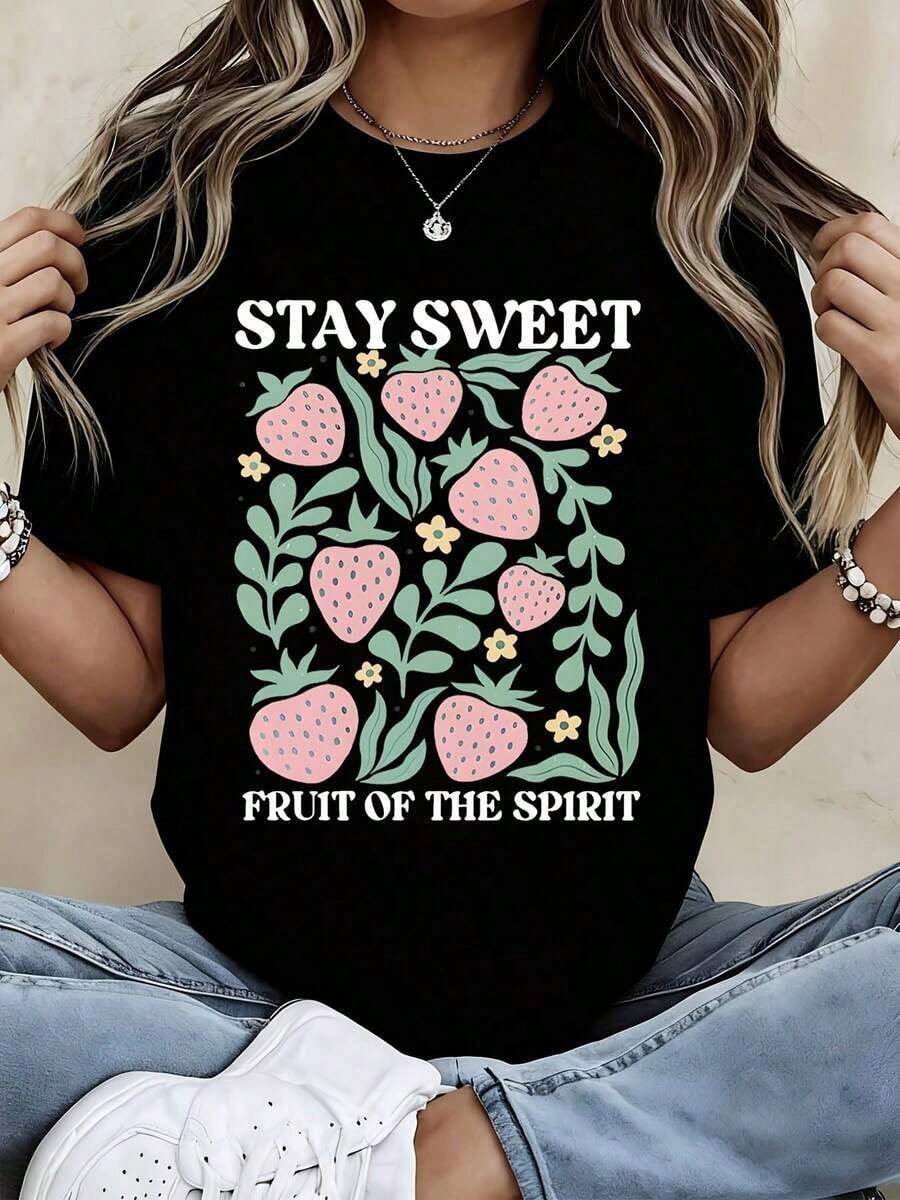 Camiseta de Verano Vintage de Cuello Redondo Blanca, Corte Holgado, con Estampado de Fresas y Texto 'Stay Sweet Fruit Of The Spirit', Ropa de Moda Fresca para Mujer - Negro - Ver 1