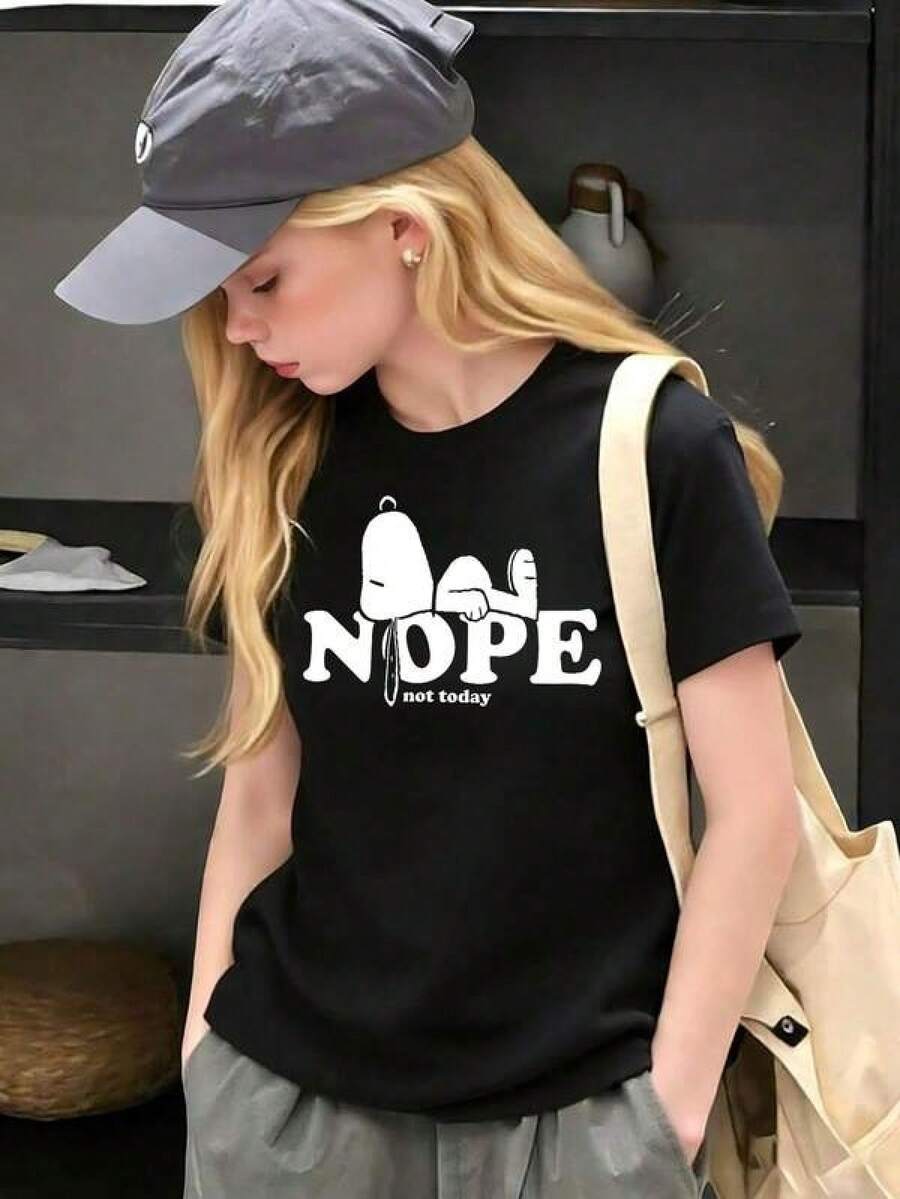 Estilo imprescindible y adorable para niños: Camiseta infantil con estampado divertido "Hoy no" de un cachorro Beagle completamente negro. Versión cómoda con estampado lindo que se adapta al atuendo diario relajado del bebé. Camiseta básica ligera 100% algodón, de manga corta y corte relajado, ideal para jóvenes, adolescentes y chicas. Perfecta para el día a día, paseos por la calle, vacaciones en la playa, citas, para todas las estaciones. Ropa casual sencilla para el día a día. - Negro - Ver 1