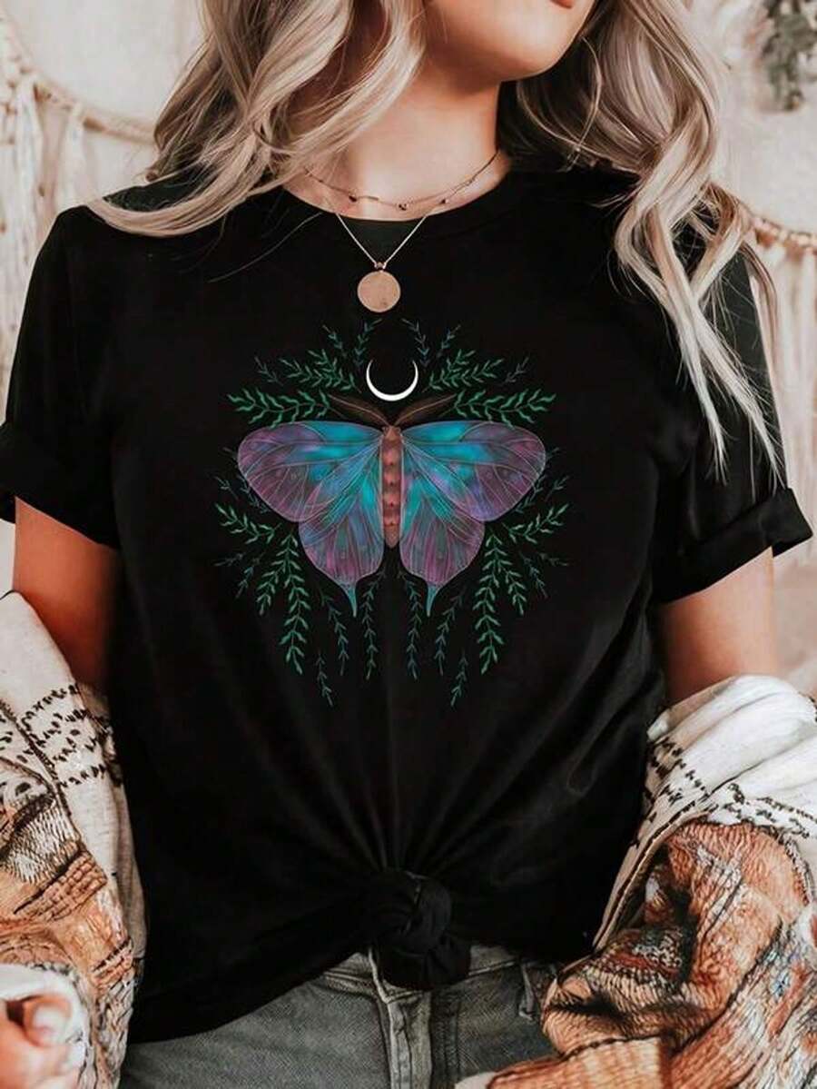 Camiseta Butterfly Moon con Gráfico Celestial Caprichoso, Diseño Etéreo Inspirado en la Naturaleza. Camiseta de Algodón Grueso de 220 g para Mujer – Top Negro para Damas – Camisas para Mujer – Confeccionada con Algodón Puro Grueso y Transpirable para Comodidad y Durabilidad Duraderas. Perfecto para el trabajo, el gimnasio, los viajes, las salidas informales, los deportes al aire libre y para usar en capas en todas las estaciones. Ideal para la escuela, la moda urbana o simplemente para relajarse en casa. - Negro - Ver 1