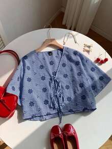 Camisa de mujer de rayas huecas con bordado y lazo para vacaciones, top de verano azul, cubrecosturas de playa; Camisa con lazo, top rojo y blanco; Top con flores 3D - Azul marino - Ver 4