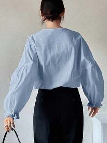 Blusa urbana de verano de alta calidad con cuello asimétrico bordado, diseño de corbata de lazo, mangas abullonadas y corte holgado para mujer - Azul - Ver 3