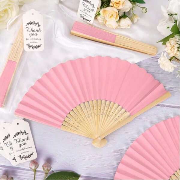 Quạt cầm tay đám cưới, quạt giấy gấp màu đỏ số lượng lớn, quạt tre tự làm kèm thẻ cảm ơn và túi vải organza cho khách, đạo cụ khiêu vũ cô dâu, trang trí nhà thờ.