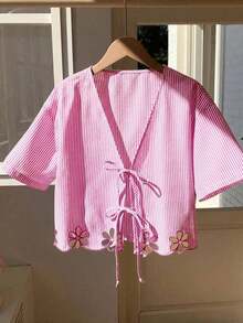 Camisa de mujer de rayas huecas con bordado y lazo para vacaciones, top de verano azul, cubrecosturas de playa; Camisa con lazo, top rojo y blanco; Top con flores 3D - Rosa - Ver 3