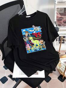 Gráfico nostálgico que muestra un grupo de juguetes animados sonrientes celebrando la amistad y la aventura con colores vibrantes de los años 90 camiseta de mujer  cómoda y suave ideal para un look casual y divertido - Negro - Ver 3