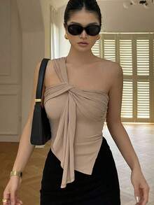 Top camisero sexy de hombros descubiertos, nuevo diseño de verano con detalles de pliegues asimétricos, blusa corta ajustada - Caqui - Ver 3