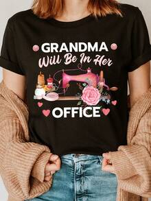 Soft Fabric T-Shirt With Sewing Machine And Pink Flower Print,  Letter Print Cotton T-Shirt, Casual Short Sleeve Round Neck Top For Summer And Spring, Fashionable T-Shirt For Women. - 黑色 - 查看 7