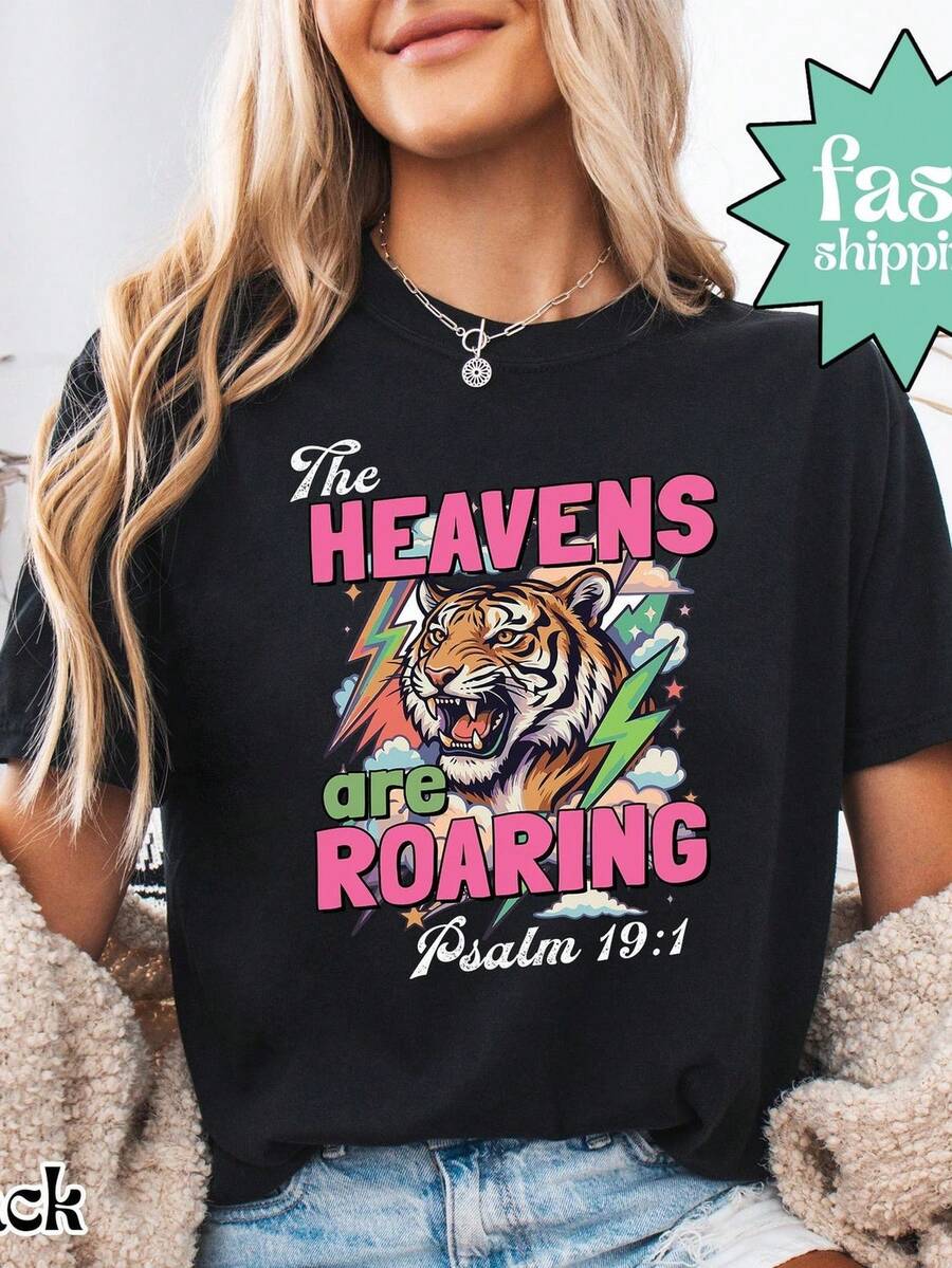 Camiseta "The Heavens Are Ruaring", camiseta cristiana, ropa cristiana, camiseta con versículo bíblico, camiseta para mujer cristiana, camiseta de fe. Camiseta unisex de algodón puro de 220 g. Peso ideal para todas las estaciones, adecuada tanto para hombres como para mujeres. Tejido duradero de alta calidad, suave al tacto y de larga duración. Parte superior transpirable. Adecuada para la primavera y el verano de las mujeres, vacaciones, Día de la Madre, Día de la Independencia. - Negro - Ver 1