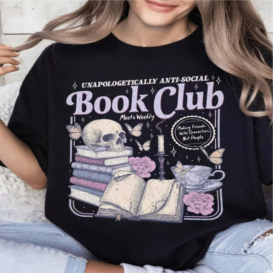 Camiseta Estética Dark Academia Gótica con Calavera y Libros para Amantes de la Lectura - Negro - Ver 1