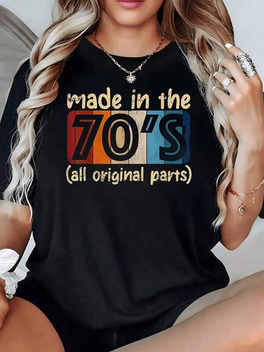 Celebración nostálgica de la década de los 70 con letras retro y bloques de color que evocan el espíritu alegre y auténtico de aquellos años camiseta de mujer 100% algodón 220g