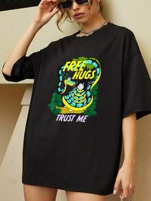 A Large Blue And Yellow Snake Coiling Around A Smiling Character Beneath Green Leaves Conveys Ironic Humor With The Phrases "Free Hugs" And "Trust Me," Showcasing A Playful Contrast Between Tenderness And Danger. A Comfortable, Casual Women's T-Shirt For Everyday Wear. - 黑色 - 查看 6