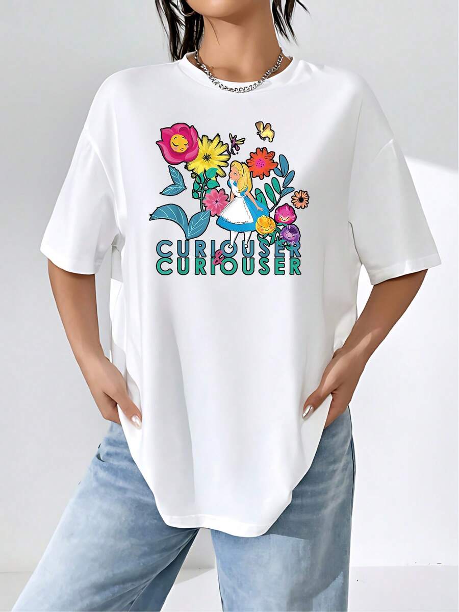 Ilustración colorida de una chica explorando un jardín mágico con flores sonrientes y frases inspiradoras que transmiten curiosidad y fantasía camiseta de mujer cómoda y suave ideal para uso diario - Blanco - Ver 1