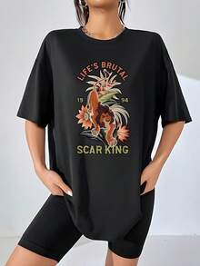 León majestuoso entre flores tropicales mostrando fuerza y carácter con frase inspiradora sobre superar desafíos camiseta de mujer de  cómoda y moderna ideal para uso diario - Negro - Ver 1