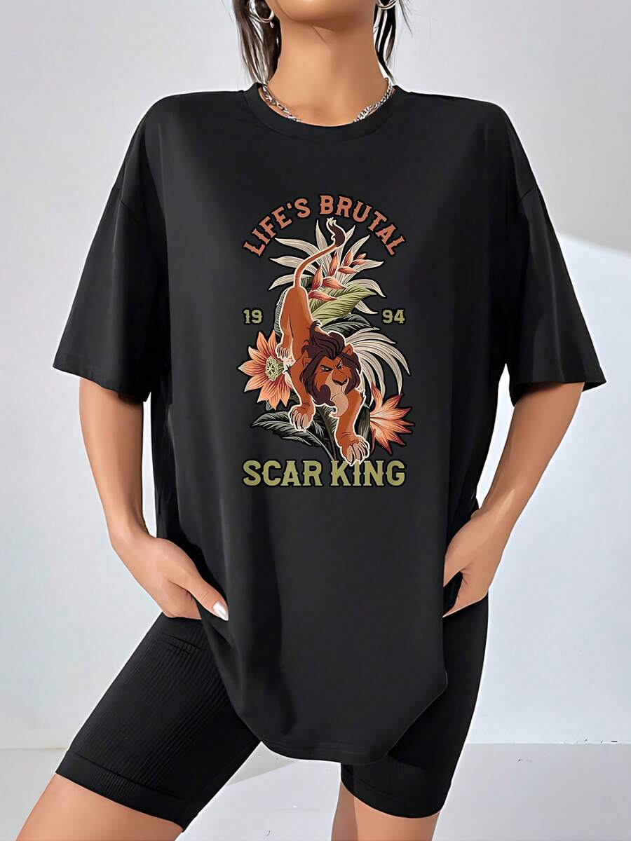 León majestuoso entre flores tropicales mostrando fuerza y carácter con frase inspiradora sobre superar desafíos camiseta de mujer de cómoda y moderna ideal para uso diario - Negro - Ver 1