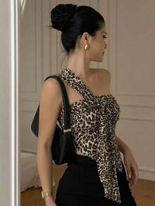 Top camisero sexy de hombros descubiertos para mujeres, nuevo diseño de verano, ajustado con detalles de pliegues asimétricos, largo corto - Marrón - Ver 2