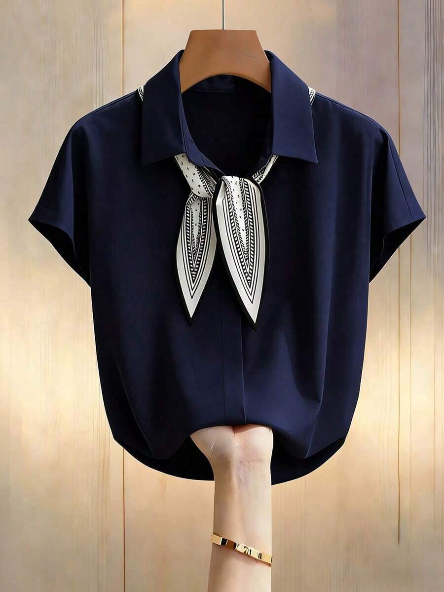 Blusa con estampado de pañuelo de cuello en V de manga corta tipo murciélago, versátil para uso casual y de oficina, color beige.Camisa holgada de unicolor, informal, para uso en verano. - Azul marino - Ver 1