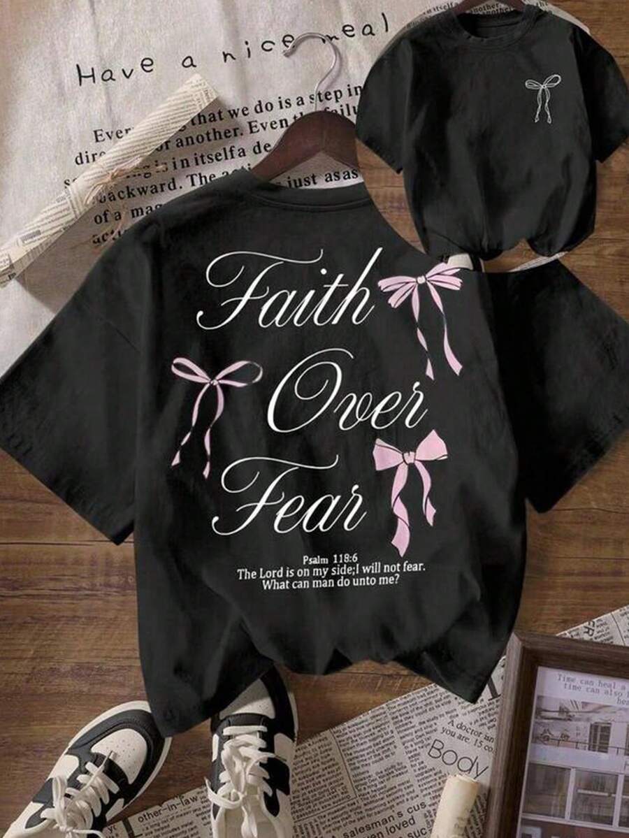 Mujer Camiseta de manga corta con estampado térmico de letras y lazos rosas, diseño de frases manuscritas en la espalda, estilo casual americano - Negro - Ver 1