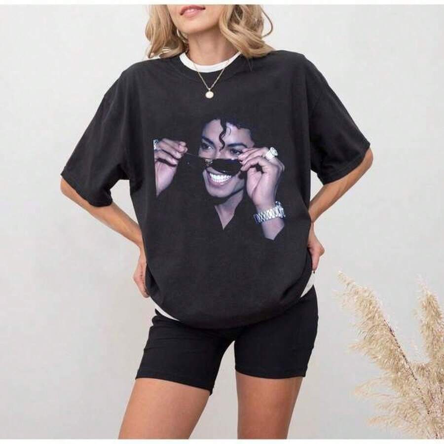 Black M-Ichael J-Ackson Graphic Tee Unisex Adults Children Soft Cotton T Shirt, Festival, Holiday Outfits For Women, Summer, Summer Tops, Summer Clothes, Family Matching Outfits, Tops For Women Summer, Summer Tops Women, Girls Summer, Summer Outfits Teen, Tween Holiday Clothes, Holiday Outfits For Women, Kids Summer Clothes, Y2k, Streetwear, M-Ichael J-Ackson Vintage Style 90s Unisex Tshirt, Michael Fan Gift, King Of Pop Graphic Shirt, Fan Gifts Classic Short Sleeve Design Fits All Body Types, Gentle On Skin For Extended Wear, Great For Concerts Fan Meetups And Daily Casual Looks, Suitable For Both Adults And Kids, Wonderful Present For Music Fans Personalised Gifts, Boyfriend Gifts, Mother's Day Gift, Father's Day Gift, Kids Gifts, Girls Gifts, Gifts For Girls, Gift For Kids, Friends And Family. Daily Commuting Women's Work Clothes, Women's Tops, Men's T-Shirts, Men's Tops, Teenagers' Tops, Teenagers' T-Shirts - Svart - Visa 1
