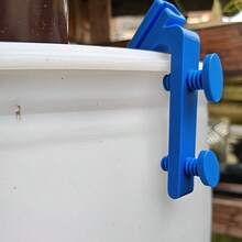1 cái kẹp giữ vòi tưới vườn, dễ lắp đặt, giữ vòi cố định, trợ thủ đắc lực cho sân vườn gọn gàng, giải quyết tình trạng lộn xộn sân vườn, chắc chắn và bền. - A - Xem 3