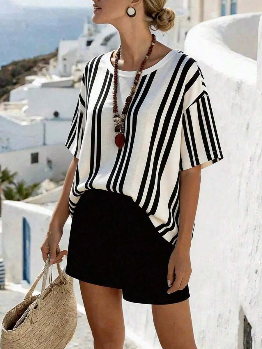 Camiseta de mujer de cuello redondo, hombros caídos, de largo medio, con estampado digital a rayas, de estilo minimalista y moderno, como regalo para amigos - Blanco 2 - Ver 1