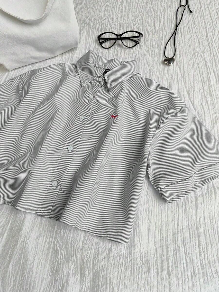 ElCamisa de manga corta holgada con bordado de mariposa a rayas azules para mujer, corta - Negro - Ver 1