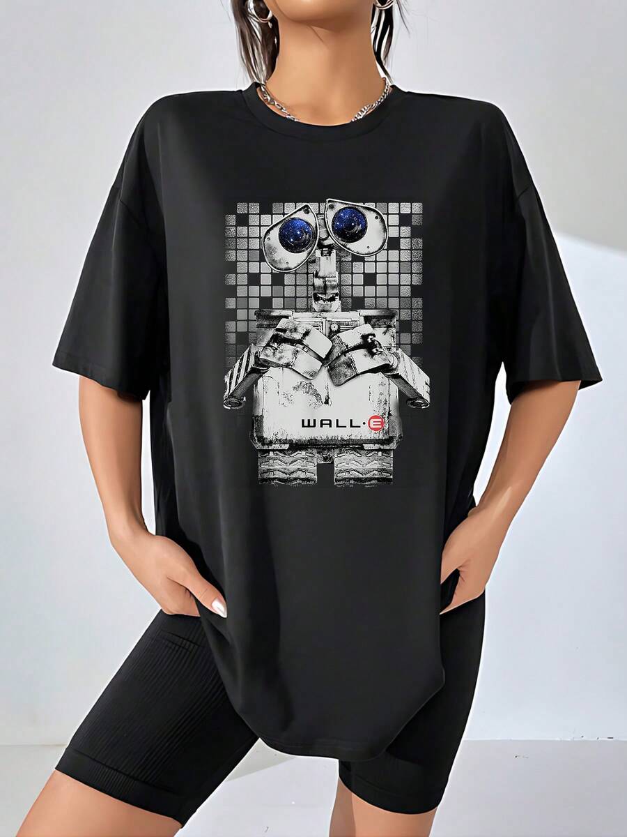 Illustration Of A Friendly Metallic Robot With Eyes That Reflect The Universe, Symbolizing Curiosity And Futuristic Hope, On A Modern Plaid Background. Comfortable Casual Women's T-Shirt For Everyday Wear. - 黑色 - 查看 1