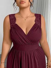 Elenzya Vestido línea A con cuello en V, contraste de encaje, tirantes finos y abertura para tallas grandes - Burdeos - Ver 7