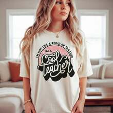 Camiseta de Algodón con Estampado Gráfico de Maestra para Mujer, Corte Regular, Manga Corta, Cuello Redondo, Camiseta Casual con Frases Divertidas para Personal Escolar, Tallas S-5XL, Tejido de Algodón Suave y Transpirable, Ropa para Maestras, Opciones de Color Rosa, Ideal para Uso Diario y Regalos para Maestras, 100% Algodón. - Blanco - Ver 1