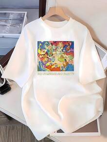 Gráfico colorido que muestra una animada escena de té con personajes divertidos celebrando con tazas, pasteles y alegría transmitiendo energía festiva y humor informal camiseta de mujer  casual cómoda para uso diario - Blanco - Ver 3