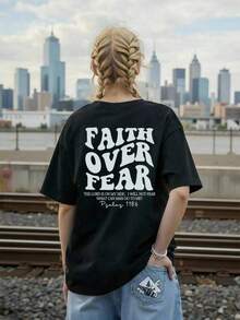 Camiseta Casual de Mujer con Cuello Redondo, Manga Corta, Hombros Caídos, Estampado "Faith Over Fear", Negra, Largo Regular, Tejido de Punto XT8E - Negro - Ver 2