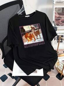 Imagen de dos perros mirando con ternura en un entorno urbano que simboliza amor sincero y conexión fiel entre compañeros camiseta de mujer casual  cómoda y moderna para uso diario - Negro - Ver 3