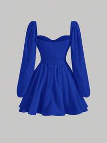 Vestido corto de manga larga con cuello de corazón, manga farol y busto fruncido en blanco - azul real - Ver 2