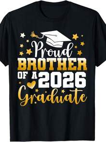 1 camiseta para hombre de la temporada de graduación 2026 - "Los hermanos y hermanas se enorgullecen de los graduados", diseño con fuente dorada y certificado de graduación, regalo para la celebración de la graduación 2026, cuello redondo informal, cómoda y duradera, adecuada para todas las estaciones, 180g, 100% algodón. - Negro - Ver 2